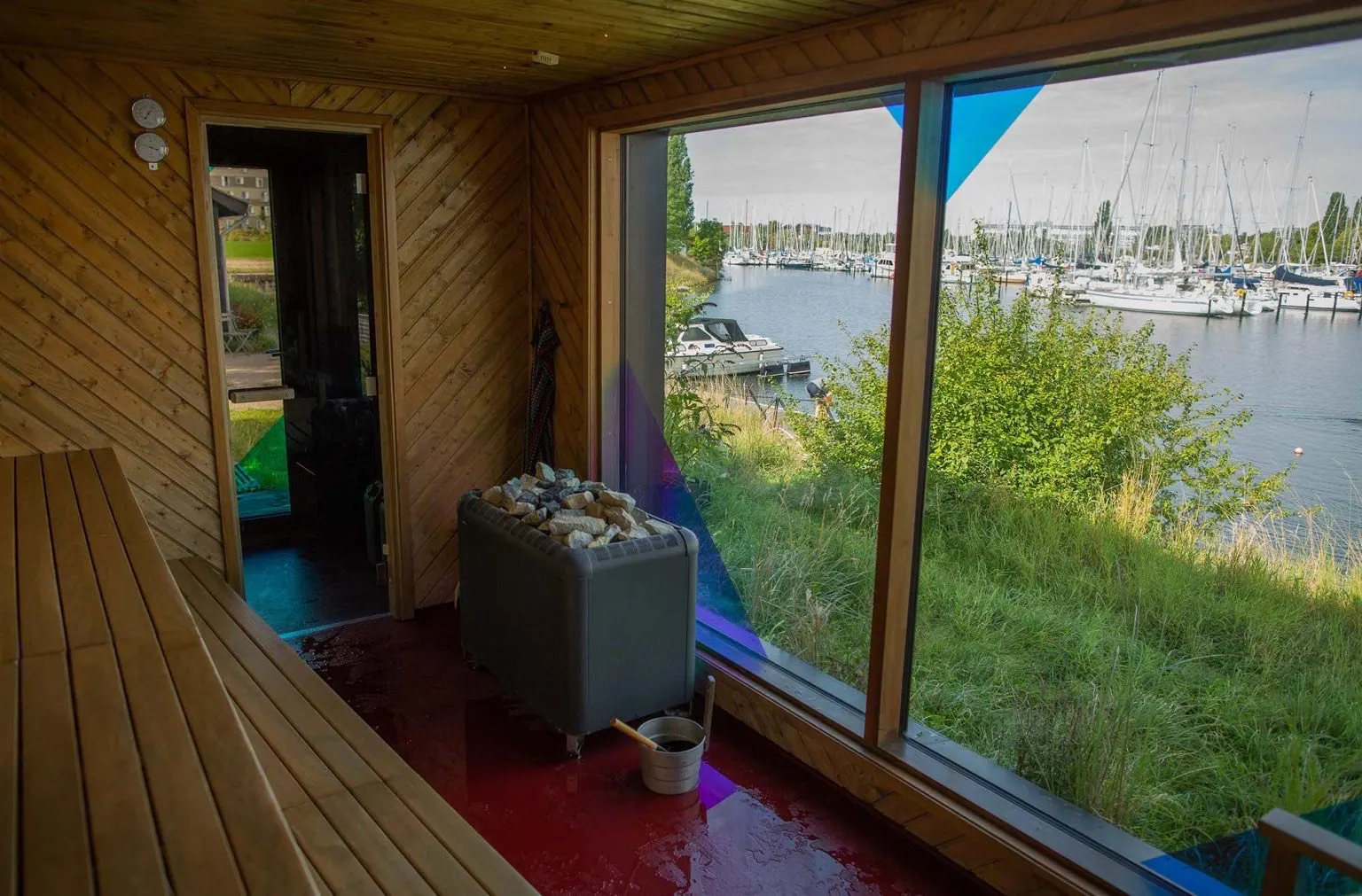Saunaen hos Butchers Heat med udsigt over masterne i Margretheholms Havn