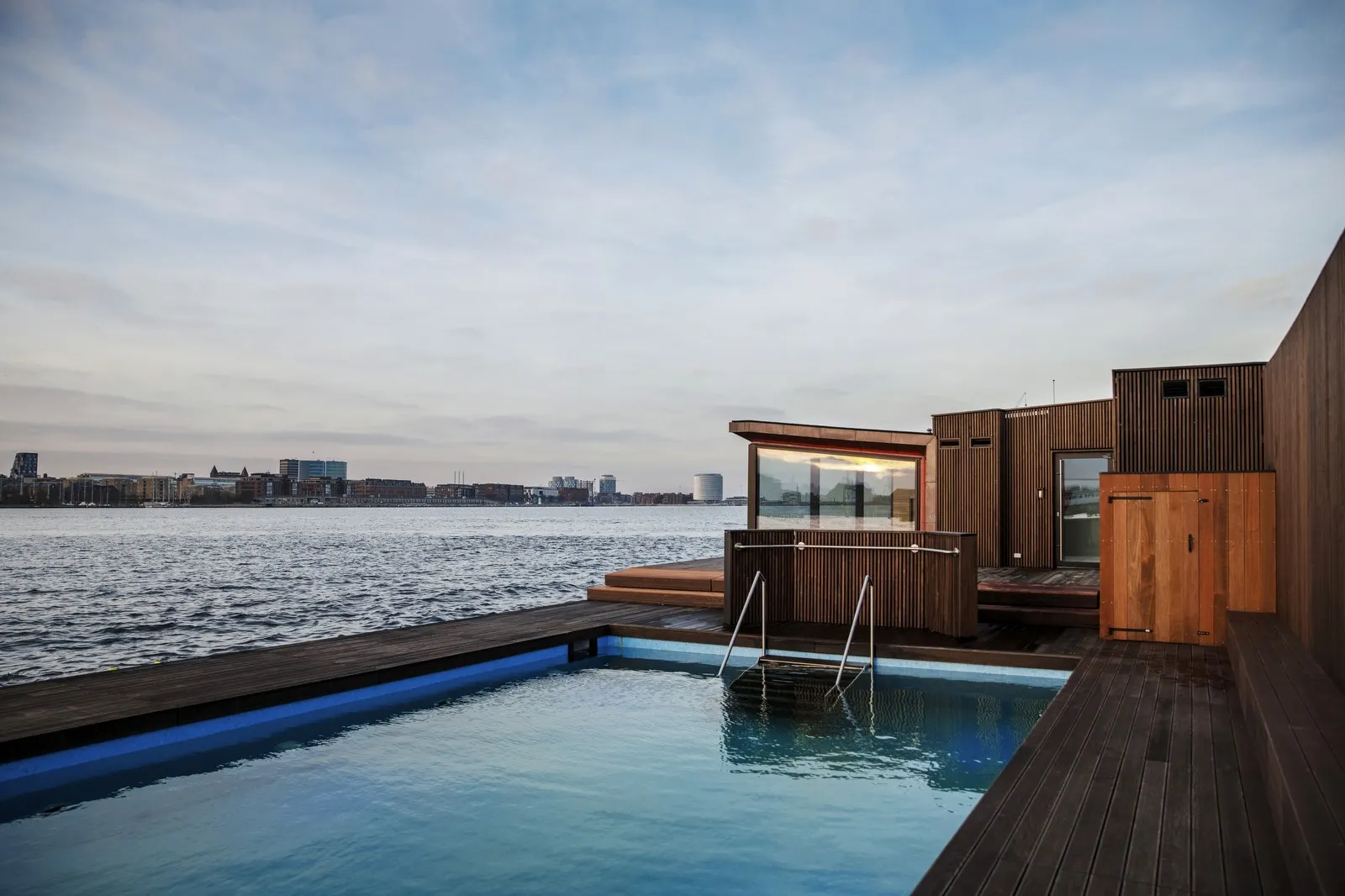 Glaeciers flydende sauna og bassin med København i baggrunden