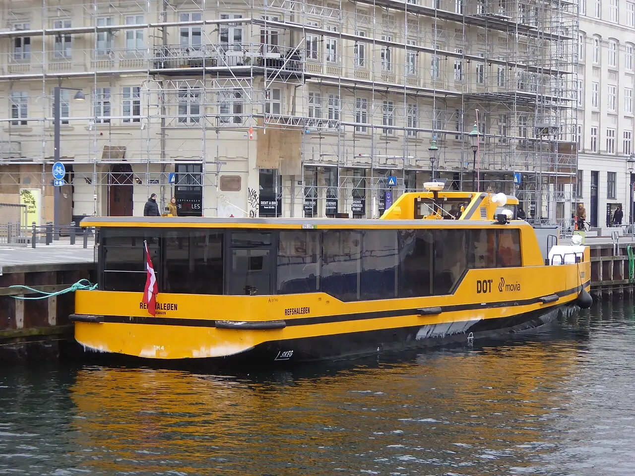 Den gule havnebus på vej mod Refshaleøen
