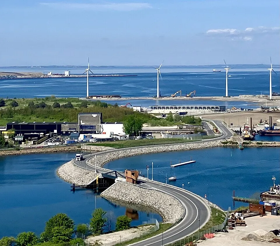 Indsejlingen ved Margretheholm med Lynettens vindmøller og Øresund
